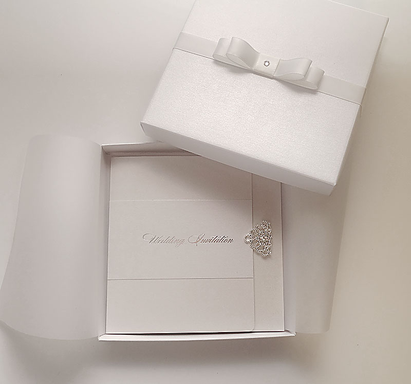 /uploads/sub/68073_white_and_silver_wedding_invitations.jpg