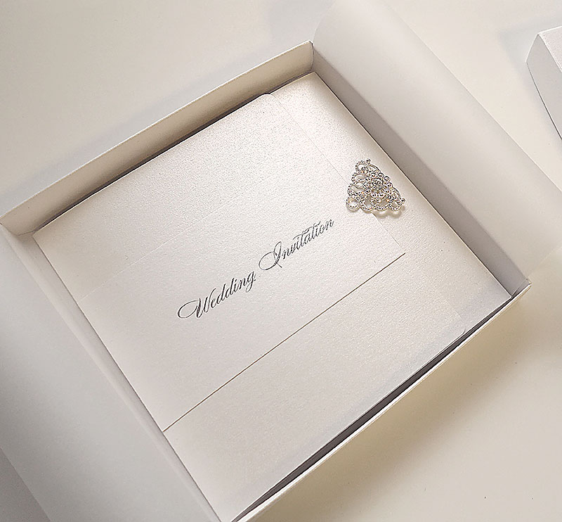 /uploads/sub/75646_white_and_silver_brooch_wedding_invitations.jpg